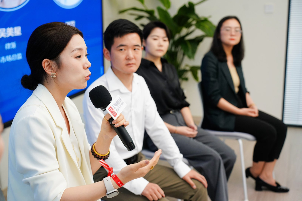 签约现场,青年律师进行圆桌分享 签约现场,青年律师进行圆桌分享